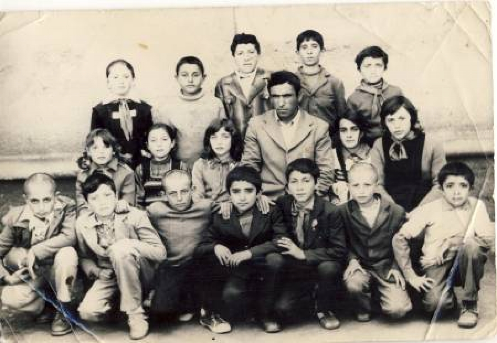 1-6	Ученики четвертого класса с директором школы Сократом Туршиевым, 1975 г.