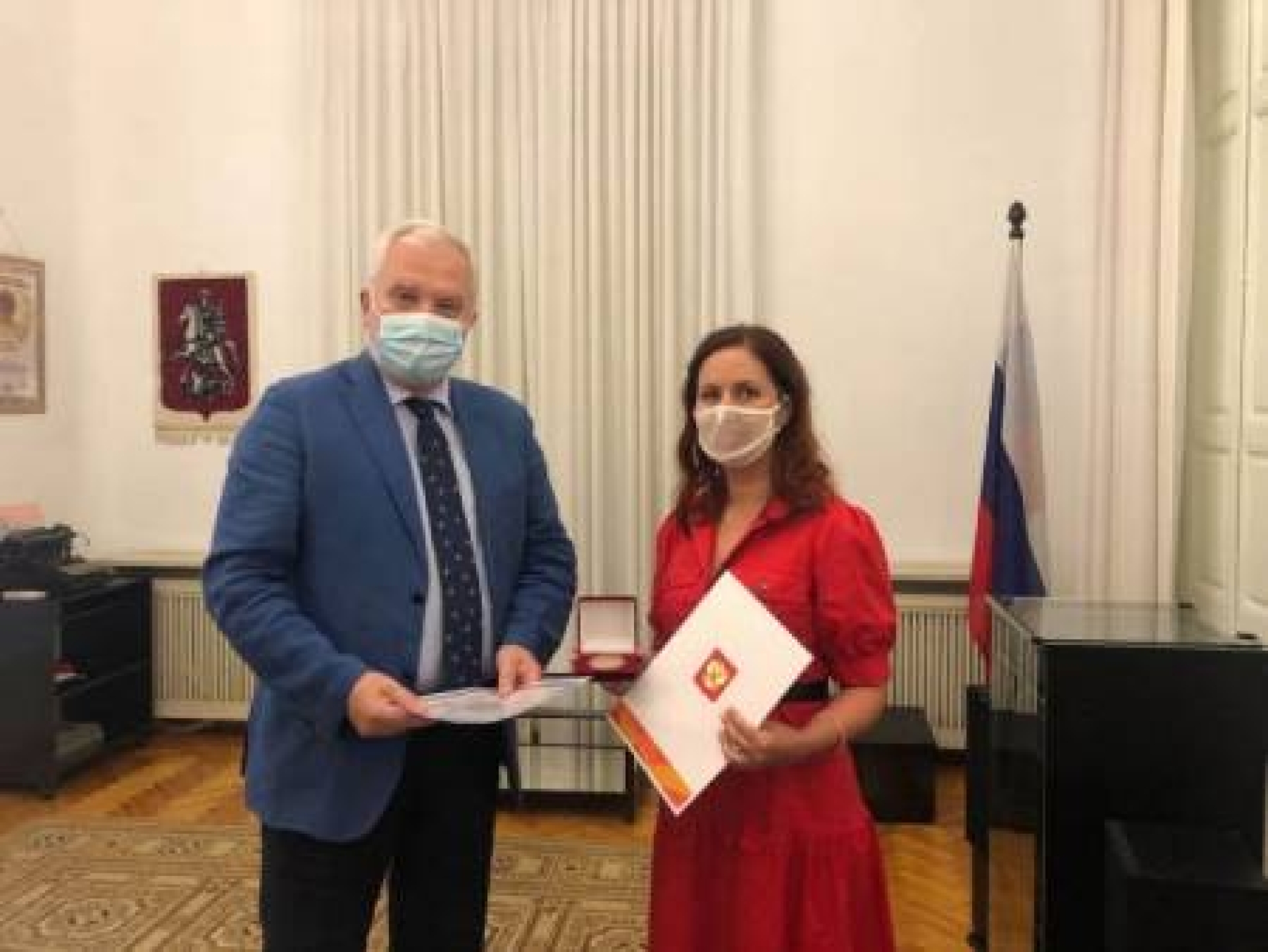 Оксана Качанова получает награду правительственной комиссии по делам соотечественников за рубежом