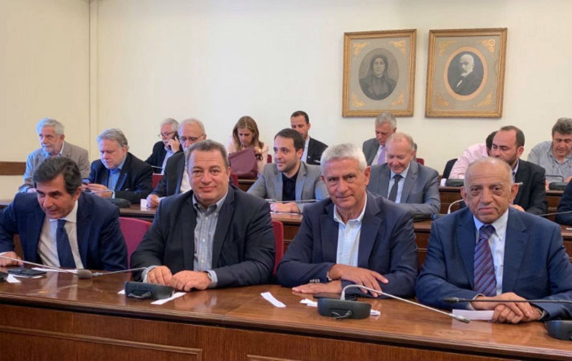 Еврипид Стилианидис (на фото второй слева направо) юрист, доцент права Европейского университета Кипра, адвокат Верховного суда Афин. В течение десяти раз подряд избирался депутатом, представляющим Родопи в парламенте Греции, с 2000 года по сегодняшний день