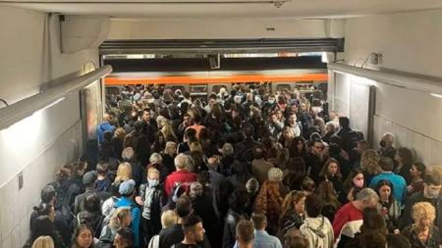 ДАВКА В МЕТРО СТАНОВИТСЯ ОБЫДЕННОСТЬЮ